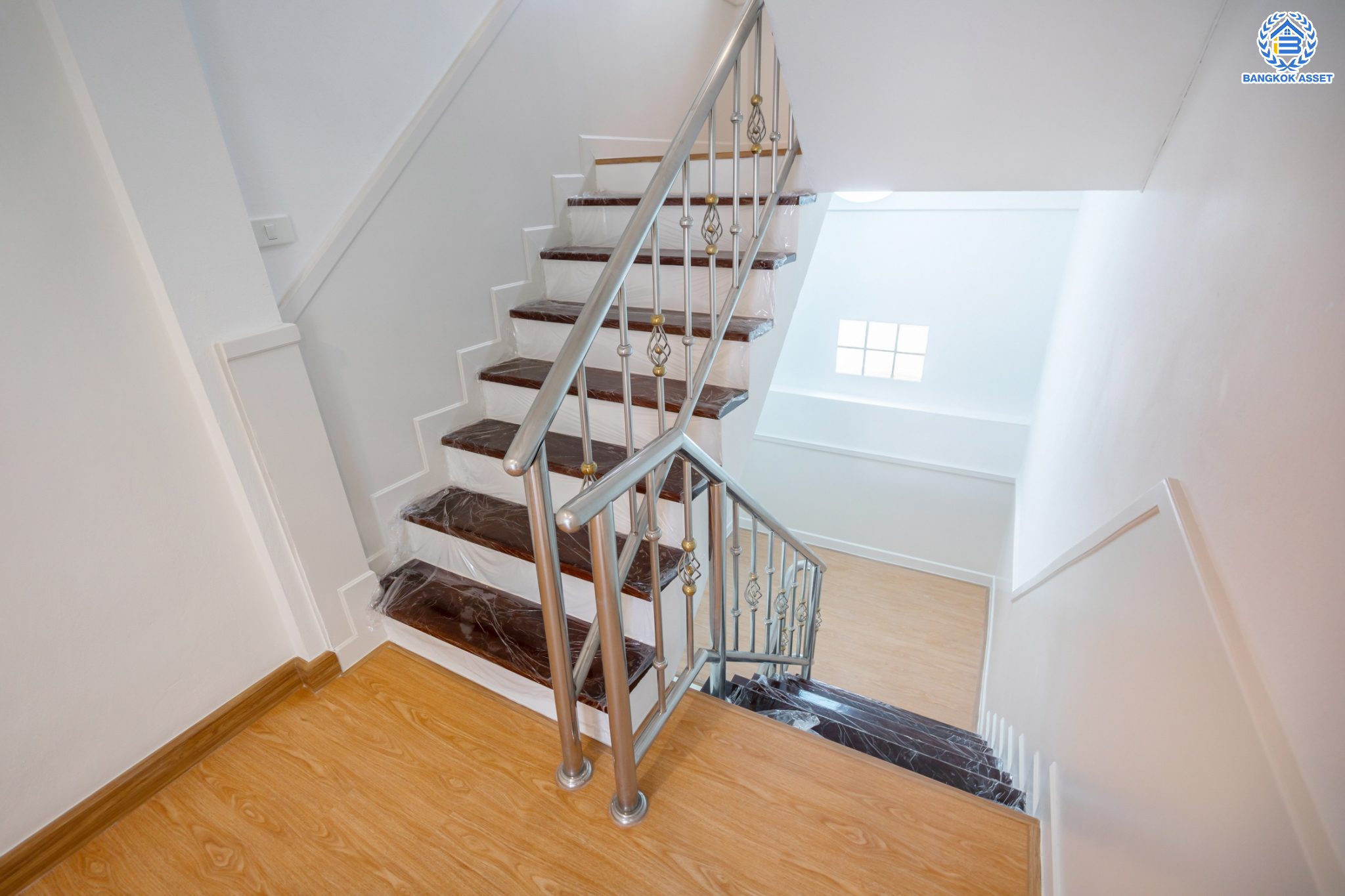 บ้านมือสองตกแต่งใหม่ ม.บ้านสวน5 กลางเมือง พิบูลย์สงคราม บ้านแฝด 3 ชั้น หลังมุม เนื้อที่ 39.4 ตร.ว. ฟังก์ชัน 4 ห้องนอน 3 ห้องน้ำ จอดรถได้ 2 คัน ราคาคุ้มสุดในย่านนี้! บนสุดยอดทำเล! เชื่อมถนนพิบูลย์สงคราม, วงศ์สว่าง, นครอินทร์ และติวานนท์ ใกล้จุดขึ้นทางด่วนศรีรัช-วงแหวนรอบนอก และรถไฟฟ้า "สถานีแยกติวานนท์"